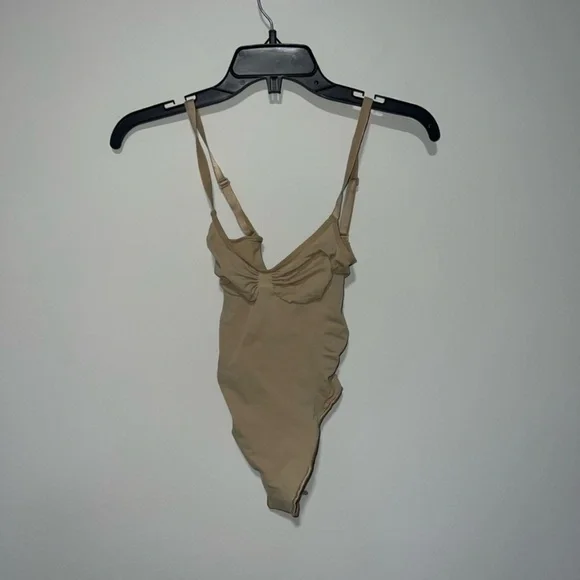 SKIMS SEAMLESS SCULPT THONG BODYSUIT CLAY SMALL